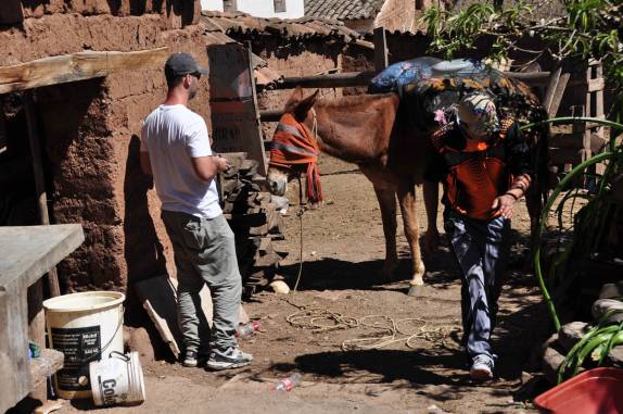 Carregando as mulas para a caminhada às ruínas de Choquequirao, no Peru